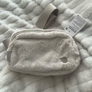 🤍 NWT Lululemon Plush everywhere belt bag ebb white cream bone silver chrome